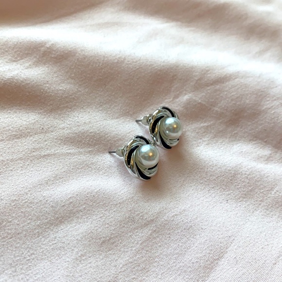 Black and white pearl stud earrings - Picture 2 of 2